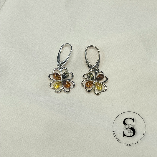 Boucles d’oreille trèfle en ambre vert, miel et cognac